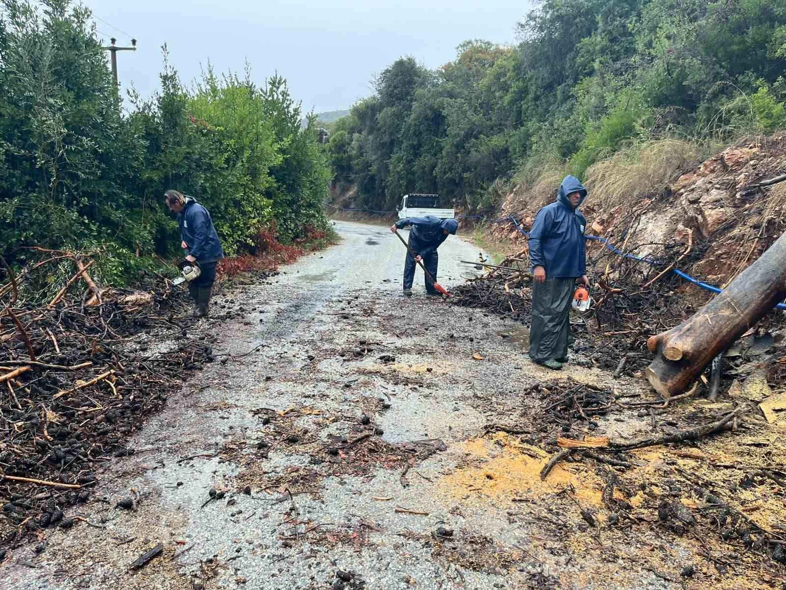Sağanak yağışa karşı teyakkuza geçen Marmaris Belediyesi ekipleri, ilçede olumsuzluk