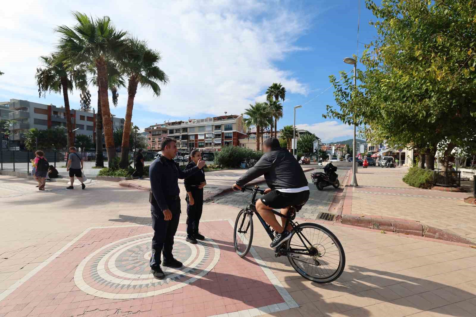 Marmaris Belediyesi Zabıta Müdürlüğü ekipleri, Sahil Yolu ve Kordon Caddesi’nde