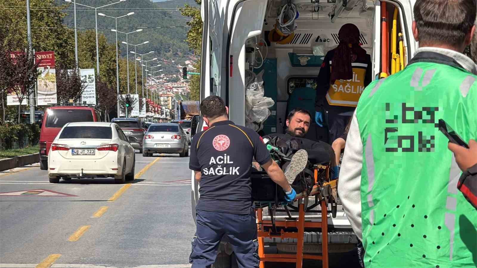 Muğla’nın Menteşe ilçesinde kırmızı ışık ihlali yaptığı iddia edilen otomobil,