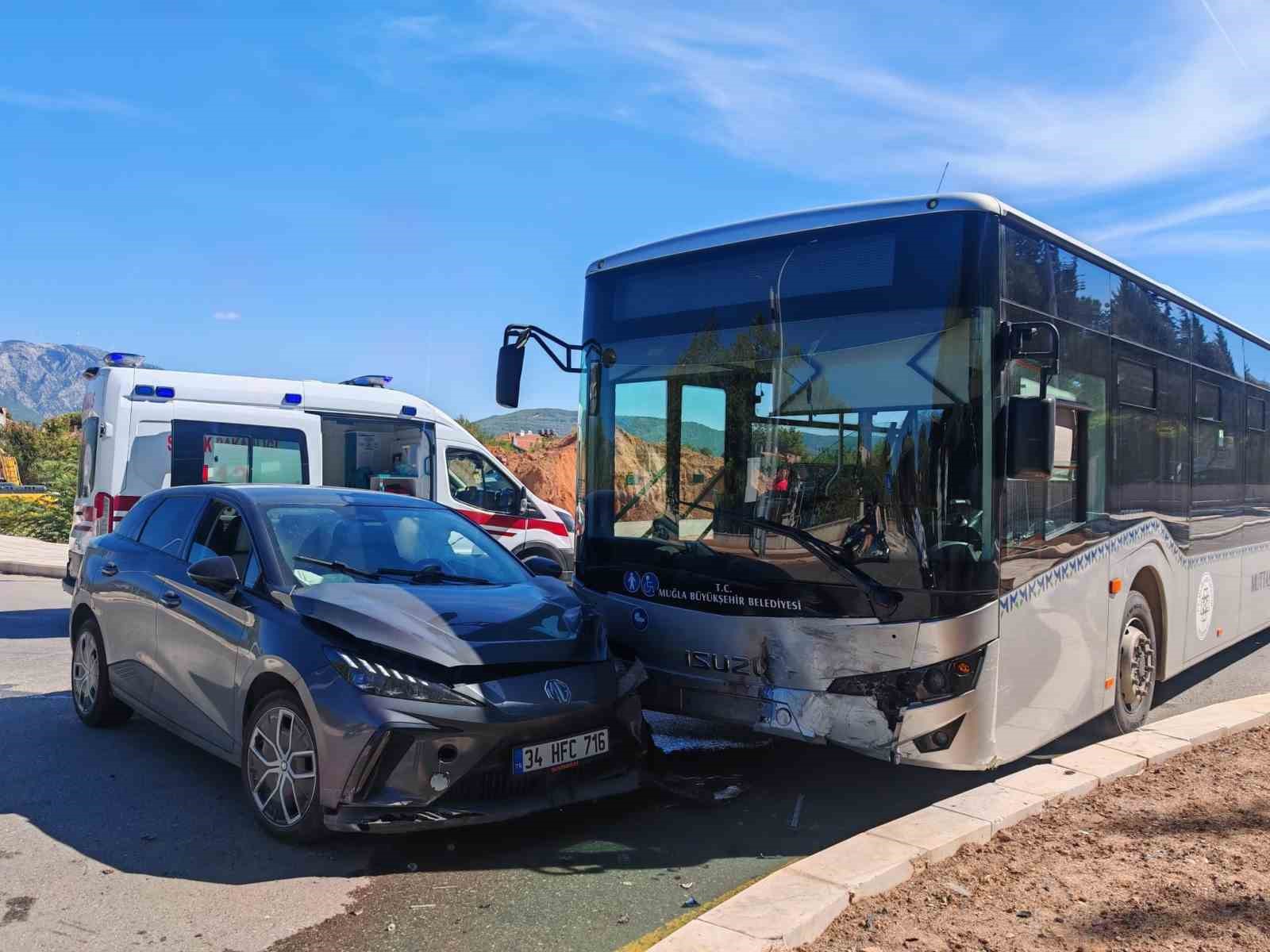 Muğla’nın Menteşe ilçesinde otomobil ile belediye otobüsünün karıştığı trafik kazasında