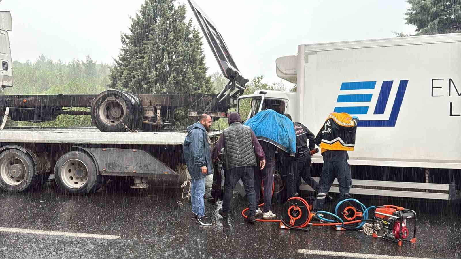 Muğla’nın Menteşe ilçesinde yağışlı havada meydana gelen kazada, çekiciye arkadan
