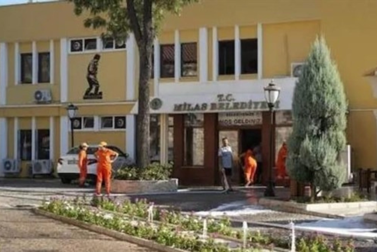 Muğla'nın Milas İlçe Belediyesi'nde polis ekiplerince sabaha karşı baskın düzenlendi.
