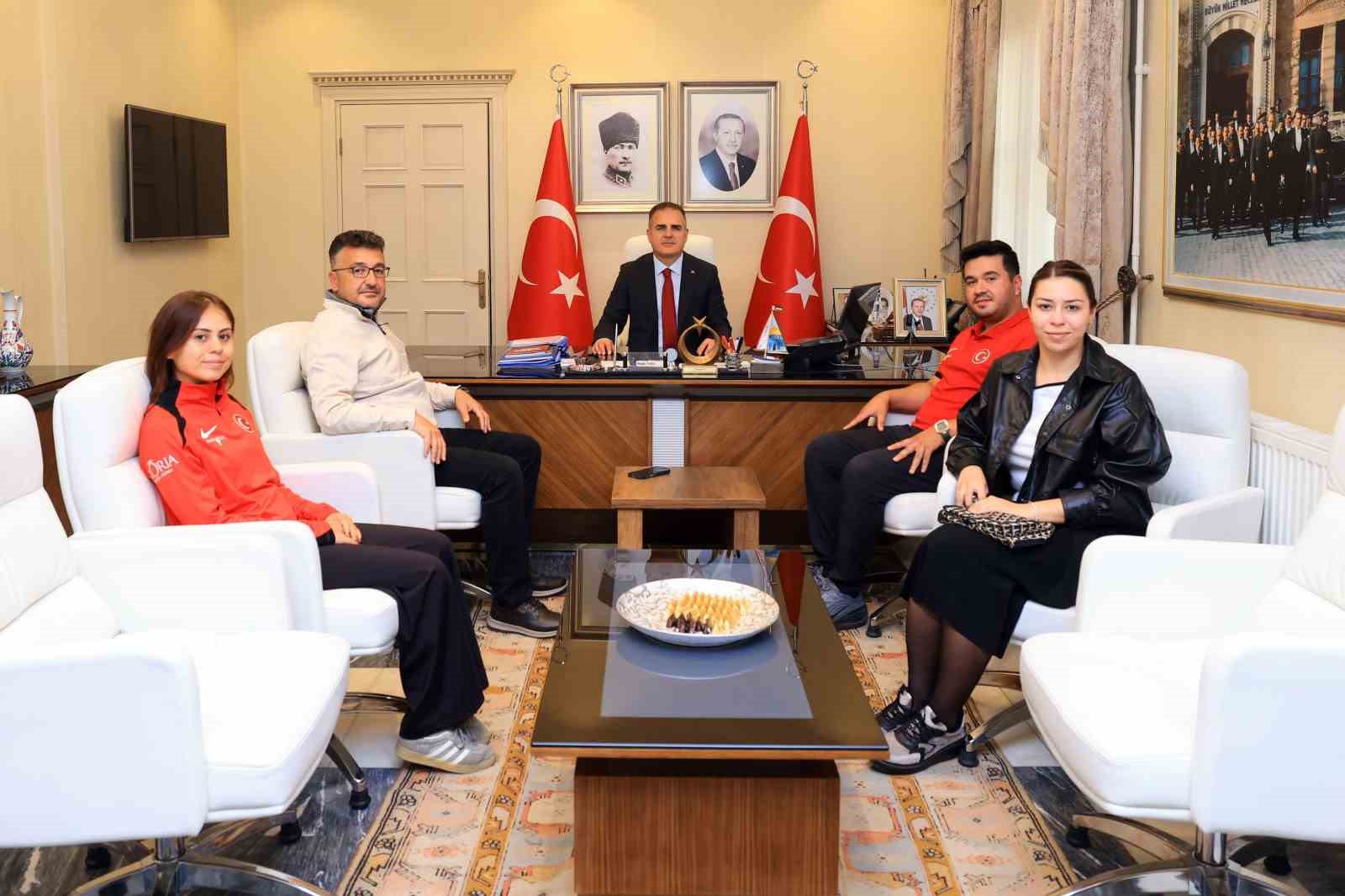 Dünya Şampiyonu Muğlalı milli okçu Emircan Haney, eşi Hilal Haney,