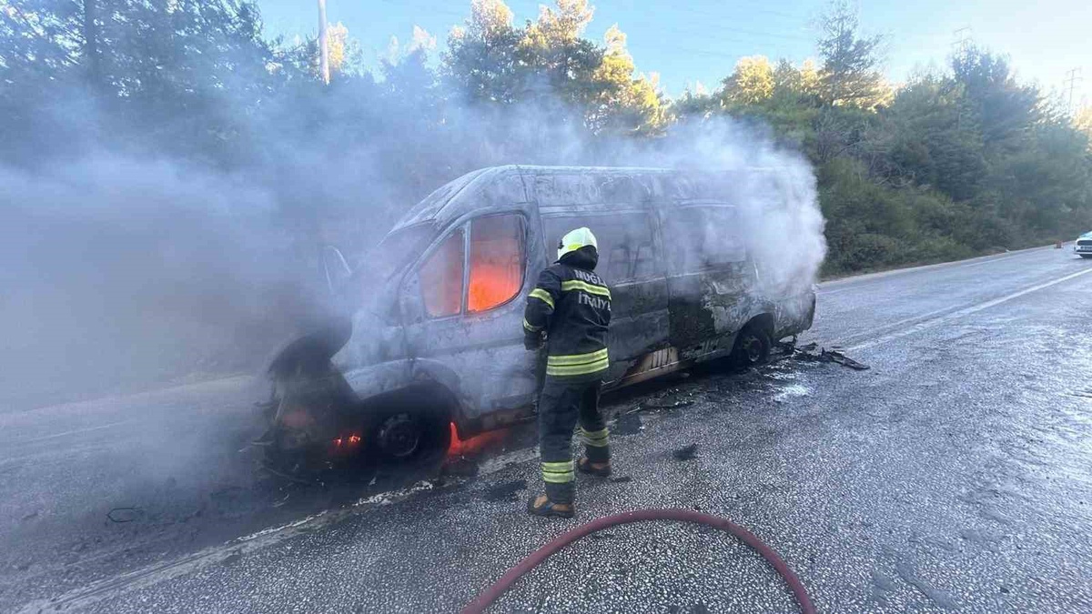 Muğla'nın Bodrum ilçesinde okul servisi olarak kullanılan minibüs, Mumcular Mahallesi