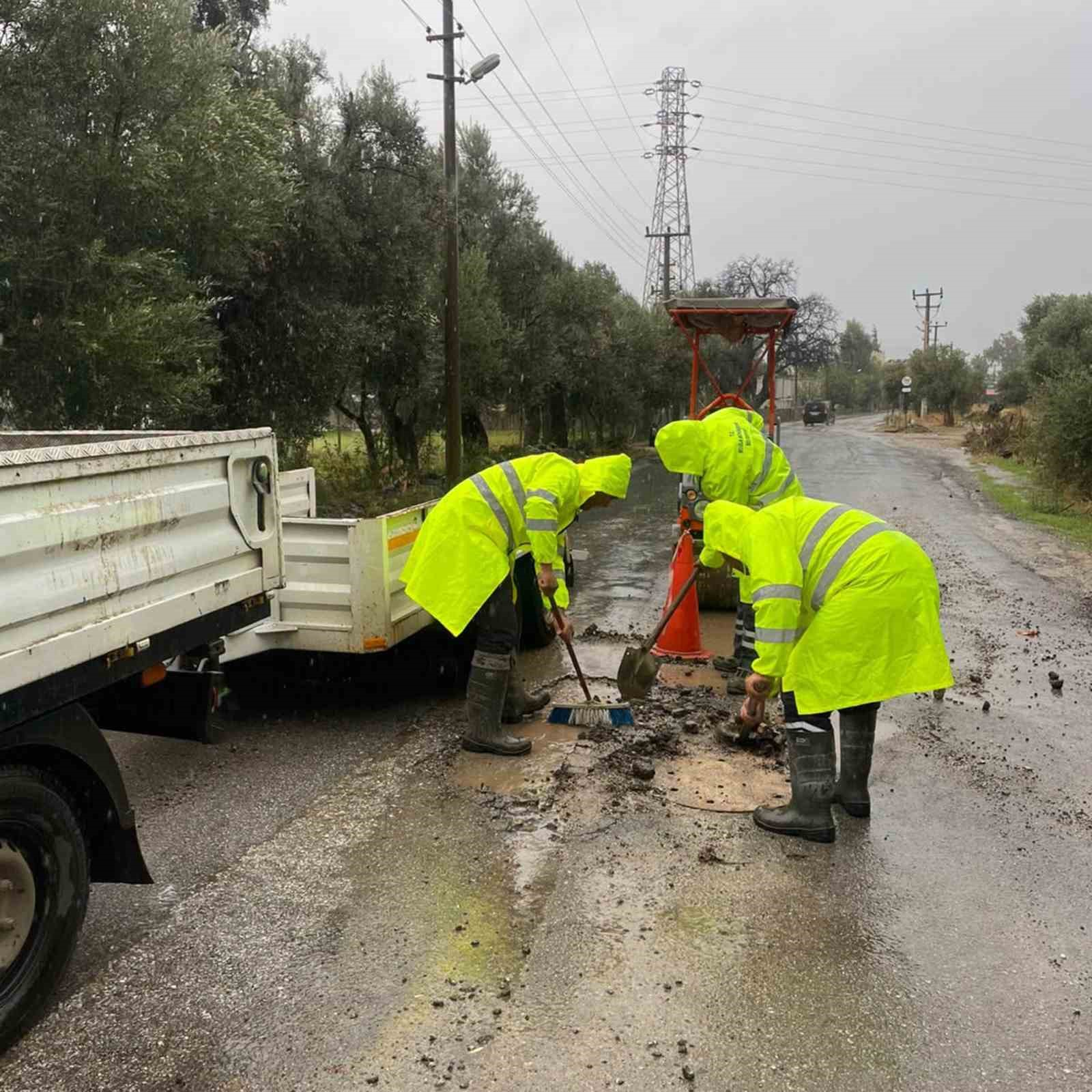 Muğla Büyükşehir Belediyesi ve MUSKİ ekipleri, gece saatlerinden itibaren etkili
