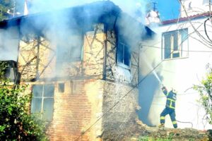 Muğla’nın Menteşe ilçesinde metruk binada çıkan yangın, itfaiye ekiplerinin hızlı