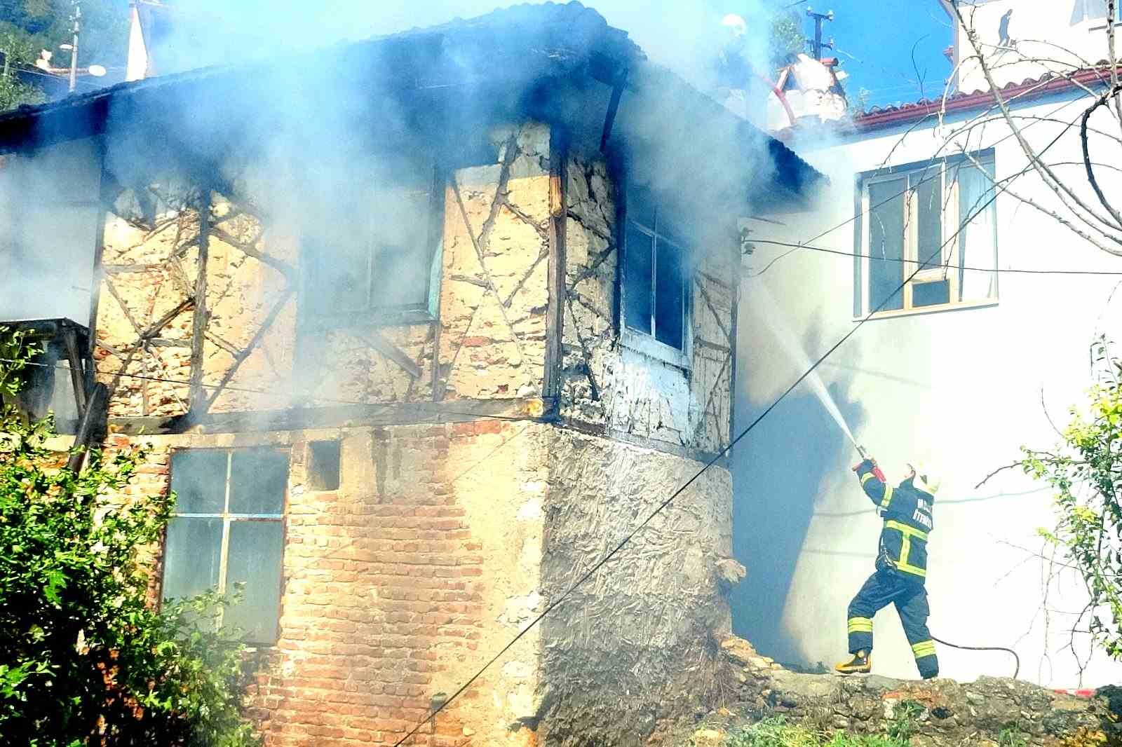 Muğla’nın Menteşe ilçesinde metruk binada çıkan yangın, itfaiye ekiplerinin hızlı