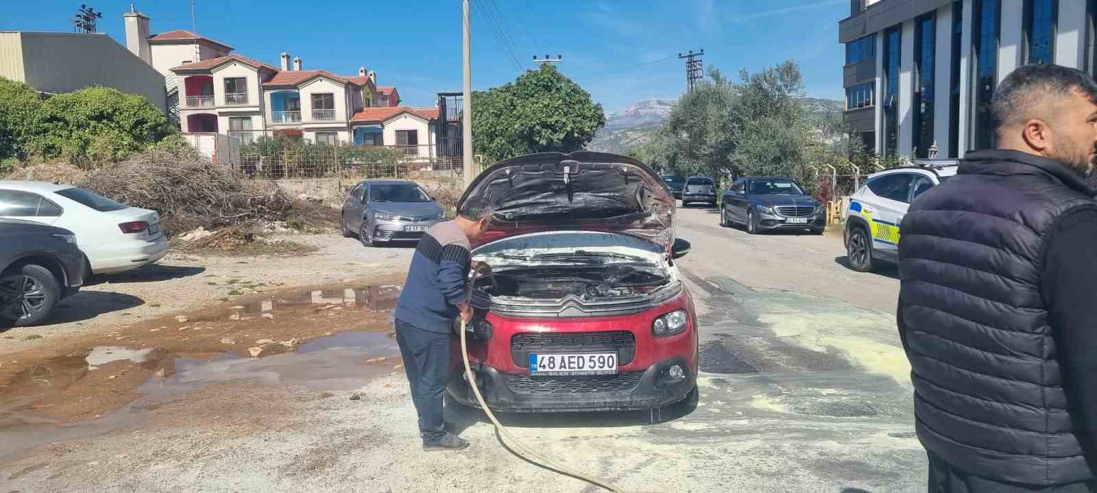 Muğla’nın Menteşe ilçesinde seyir halindeki otomobilde çıkan yangın, çevredeki vatandaşların