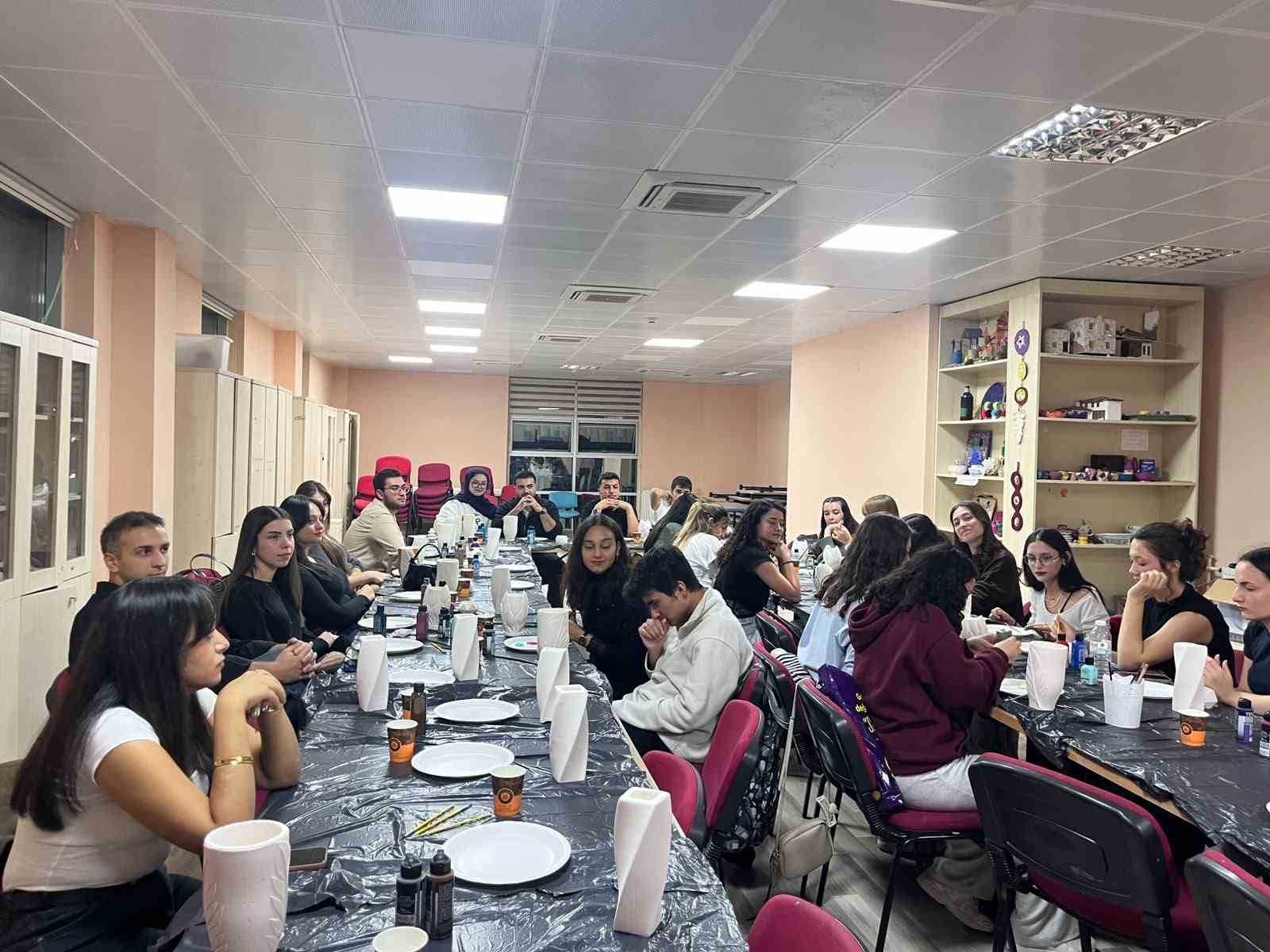 Muğla’nın Menteşe ilçesinde Uluslararası Gençlik Merkezi tarafından üniversite öğrencilerinin sanatsal