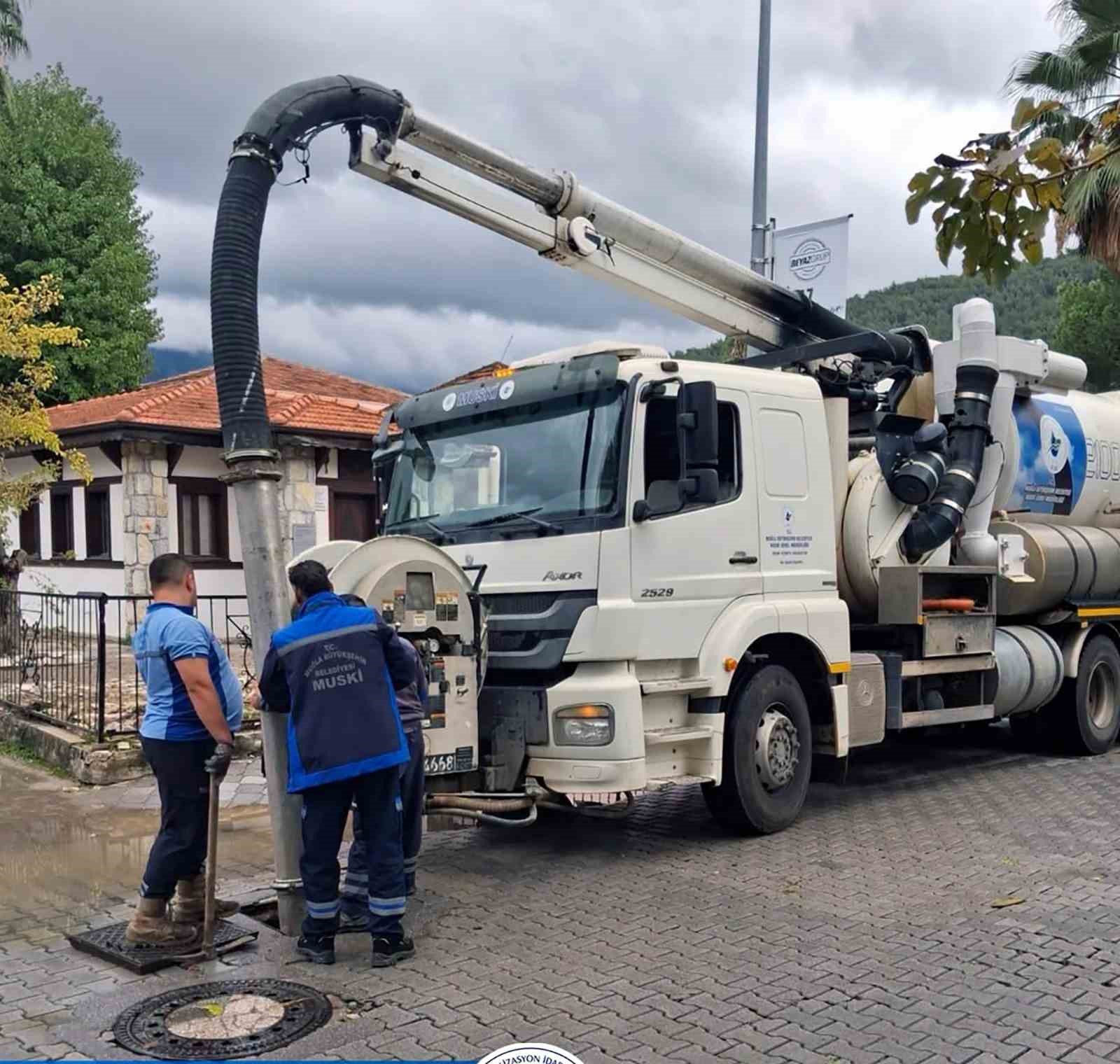 Muğla genelinde etkili olan yağışların ardından Büyükşehir Belediyesi ve MUSKİ