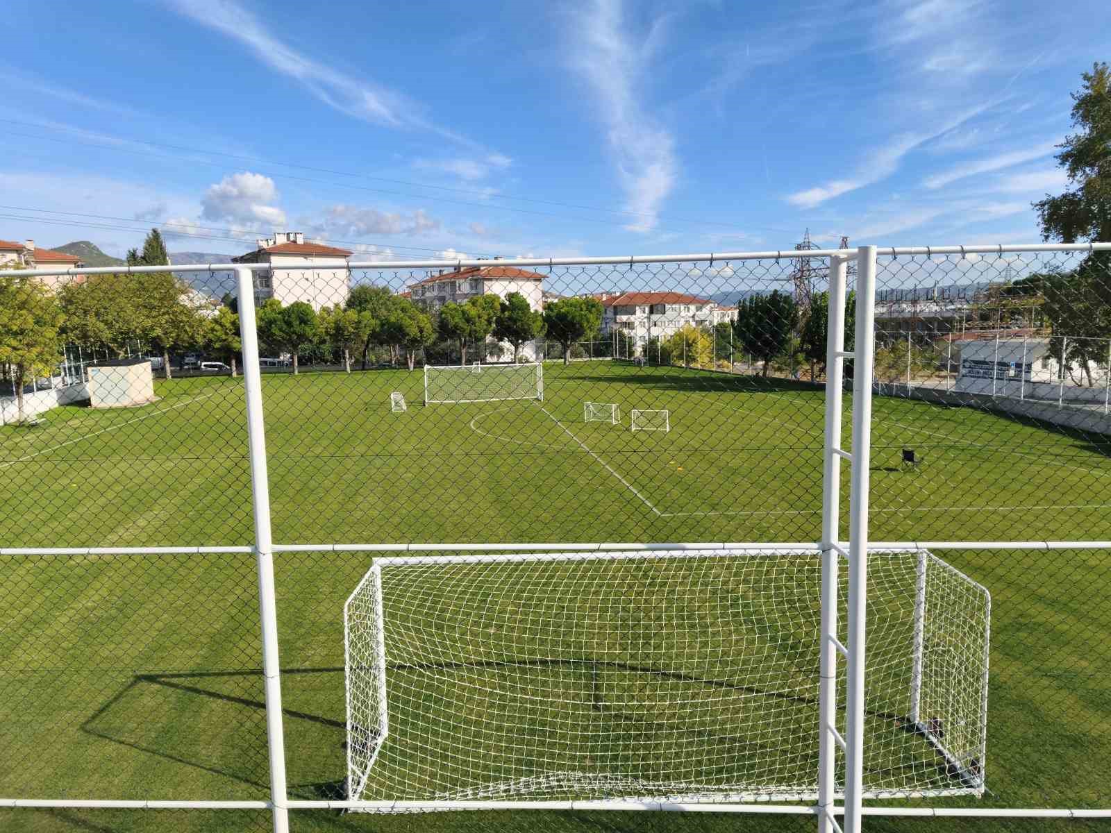 Muğlaspor’un Akyol Tesisleri önünde bulunan antrenman sahasına, kulübün eski başkanlarından