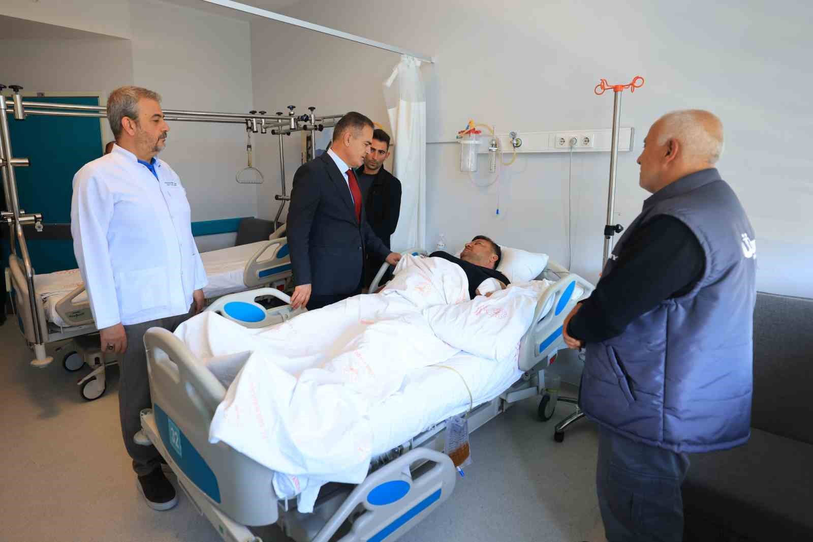 Muğla Valisi Dr. İdris Akbıyık, trafik kazası sonrası yaralanan ve